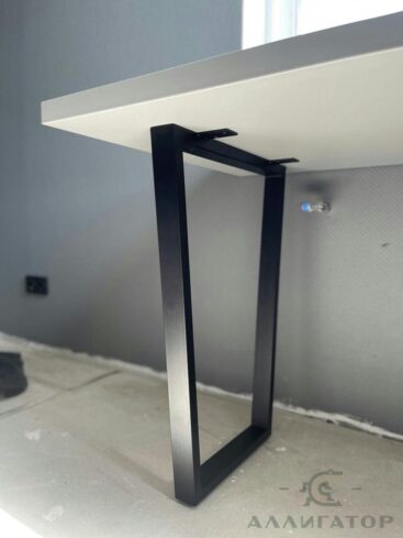 50. Белый стол с металлическими опорами