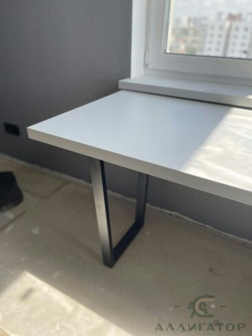 50. Белый стол с металлическими опорами