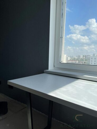 50. Белый стол с металлическими опорами