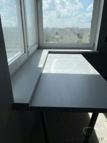 50. Белый стол с металлическими опорами