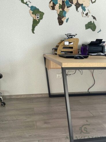 2. Большой рабочий стол с металлической опорой