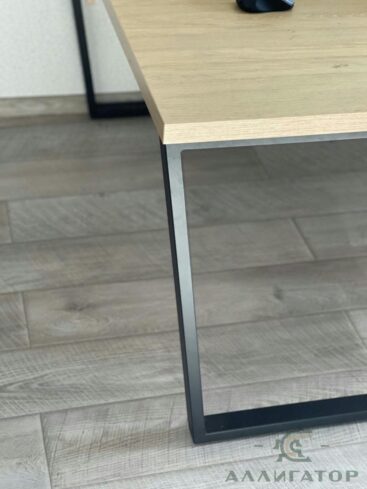 2. Большой рабочий стол с металлической опорой