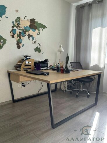 2. Большой рабочий стол с металлической опорой
