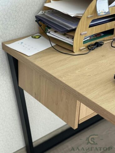 2. Большой рабочий стол с металлической опорой