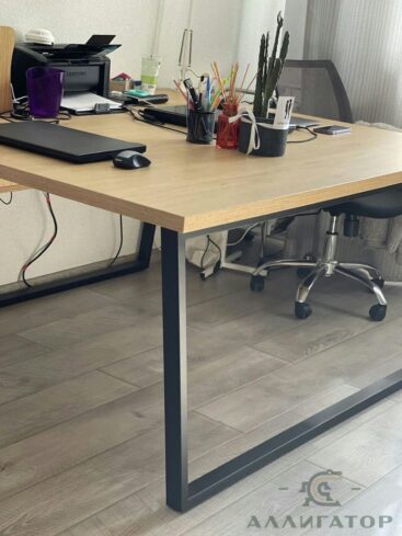 2. Большой рабочий стол с металлической опорой