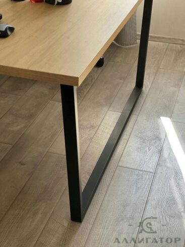 2. Большой рабочий стол с металлической опорой