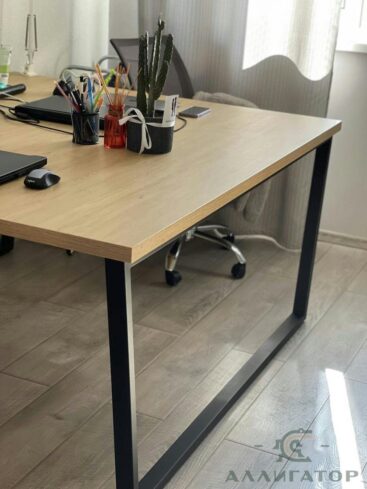 2. Большой рабочий стол с металлической опорой