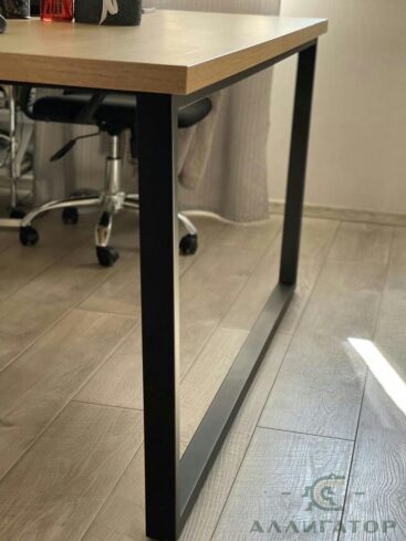 2. Большой рабочий стол с металлической опорой