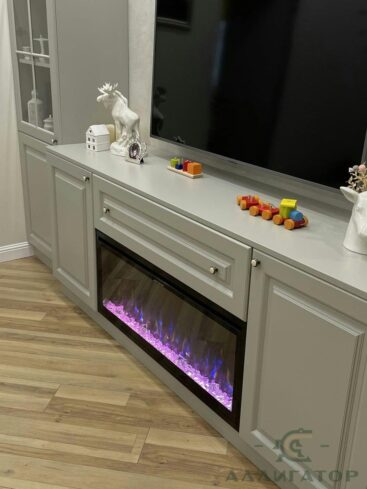 113. Инсталляция серого цвета с камином в гостиной