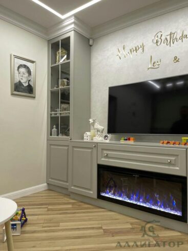 113. Инсталляция серого цвета с камином в гостиной