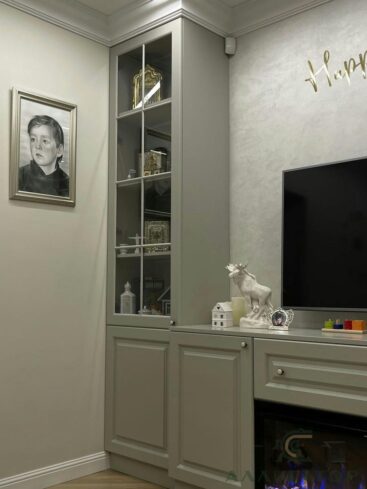 113. Инсталляция серого цвета с камином в гостиной