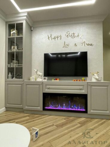 113. Инсталляция серого цвета с камином в гостиной