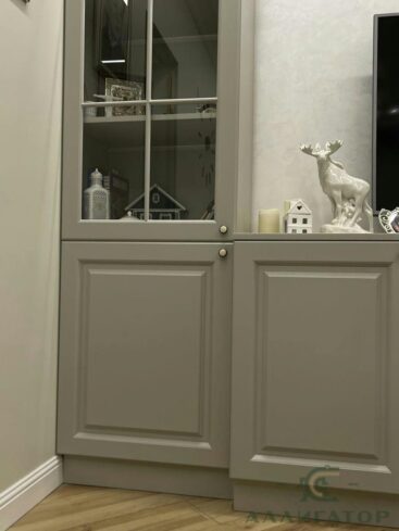 113. Инсталляция серого цвета с камином в гостиной