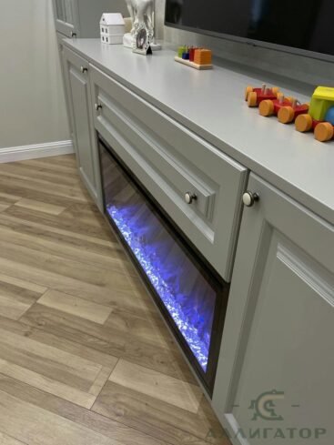 113. Инсталляция серого цвета с камином в гостиной