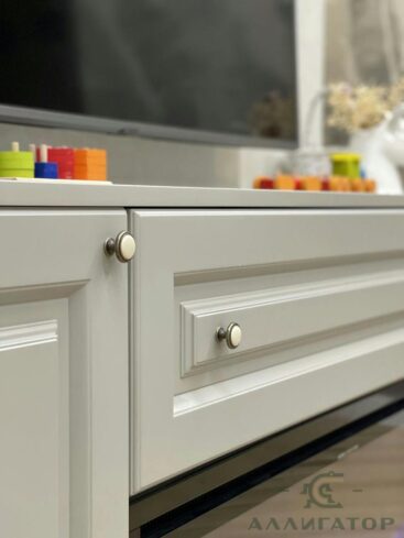 113. Инсталляция серого цвета с камином в гостиной