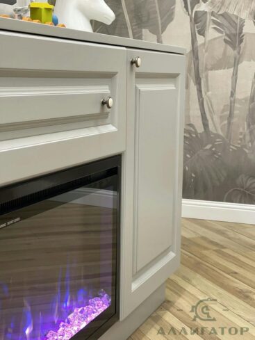 113. Инсталляция серого цвета с камином в гостиной