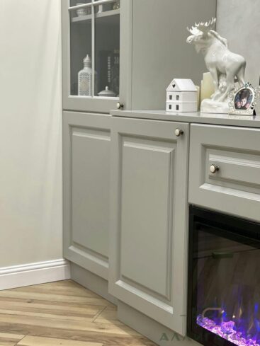 113. Инсталляция серого цвета с камином в гостиной