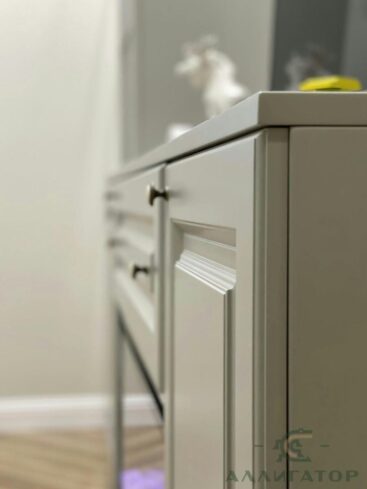 113. Инсталляция серого цвета с камином в гостиной