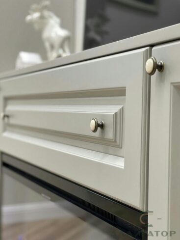 113. Инсталляция серого цвета с камином в гостиной