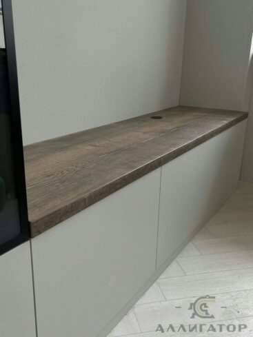 156. Инсталляция в гостиную в светлых тонах