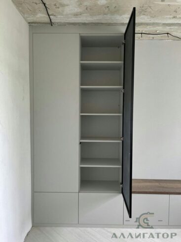 156. Инсталляция в гостиную в светлых тонах