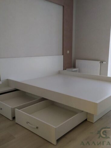 209. Кровать белого цвета с выдвижными ящиками