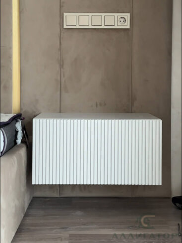 44. Навесная прикроватная тумба возле кровати