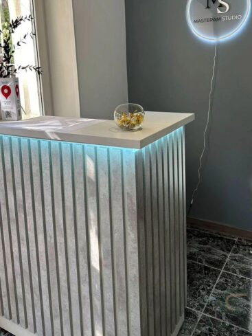 234. Ресепшн с подсветкой в студию красоты