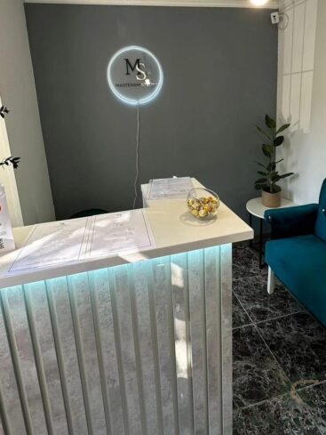 234. Ресепшн с подсветкой в студию красоты