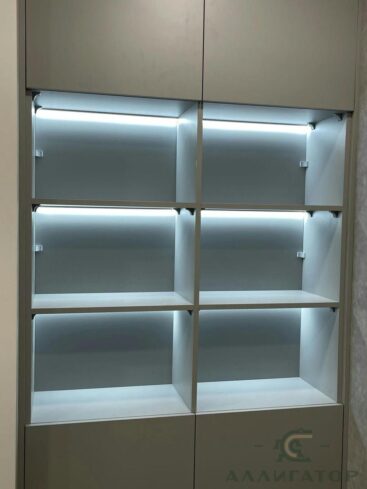 31. Стеллаж с подсветкой в светлых тонах