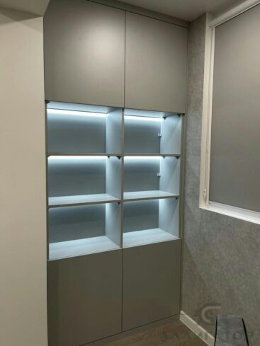 31. Стеллаж с подсветкой в светлых тонах