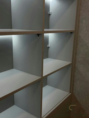 31. Стеллаж с подсветкой в светлых тонах