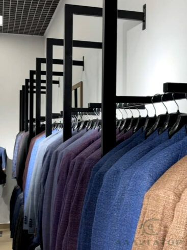 80. Стеллажи в магазин одежды