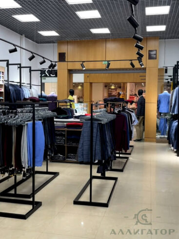80. Стеллажи в магазин одежды