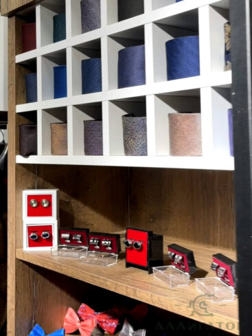 80. Стеллажи в магазин одежды