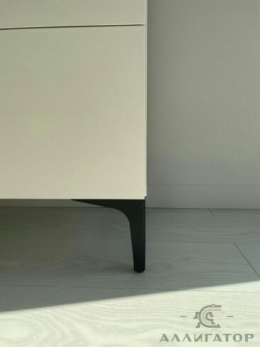 23. Светлый комод без ручек