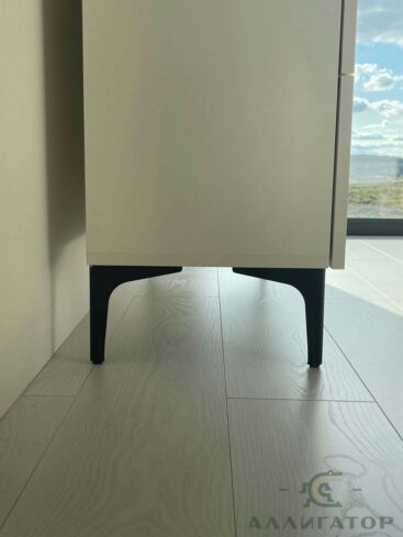 23. Светлый комод без ручек