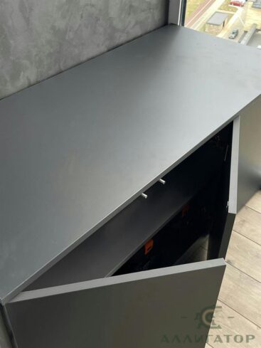 13. Тёмно-серая тумба на балкон в стиле минимализма