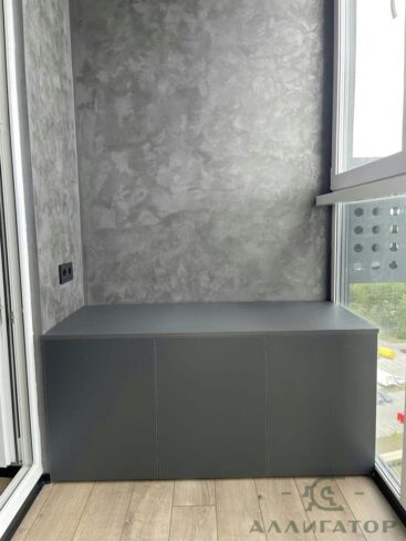 13. Тёмно-серая тумба на балкон в стиле минимализма