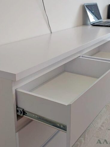 206. Компьютерный стол белого цвета без ручек