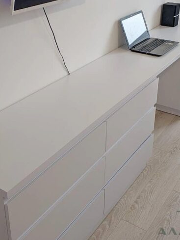 206. Компьютерный стол белого цвета без ручек