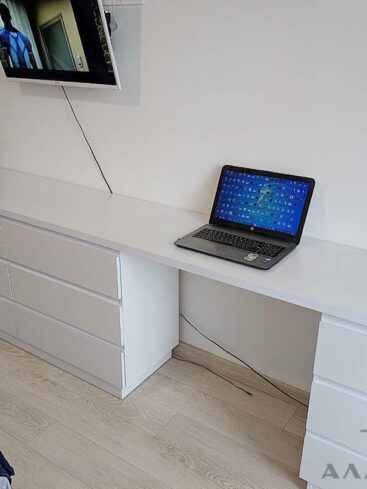 206. Компьютерный стол белого цвета без ручек