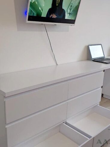 206. Компьютерный стол белого цвета без ручек