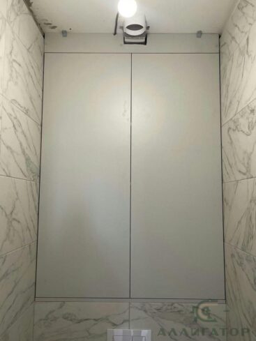 111. Зашивка стены в сером цвете в санузле