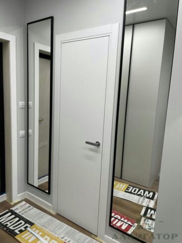 125. Зеркала с черной рамкой в прихожую