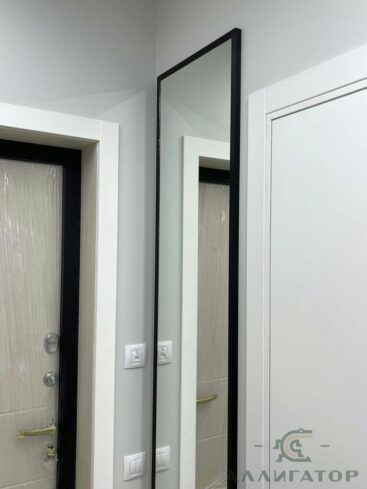 125. Зеркала с черной рамкой в прихожую