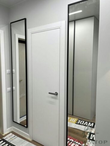 125. Зеркала с черной рамкой в прихожую